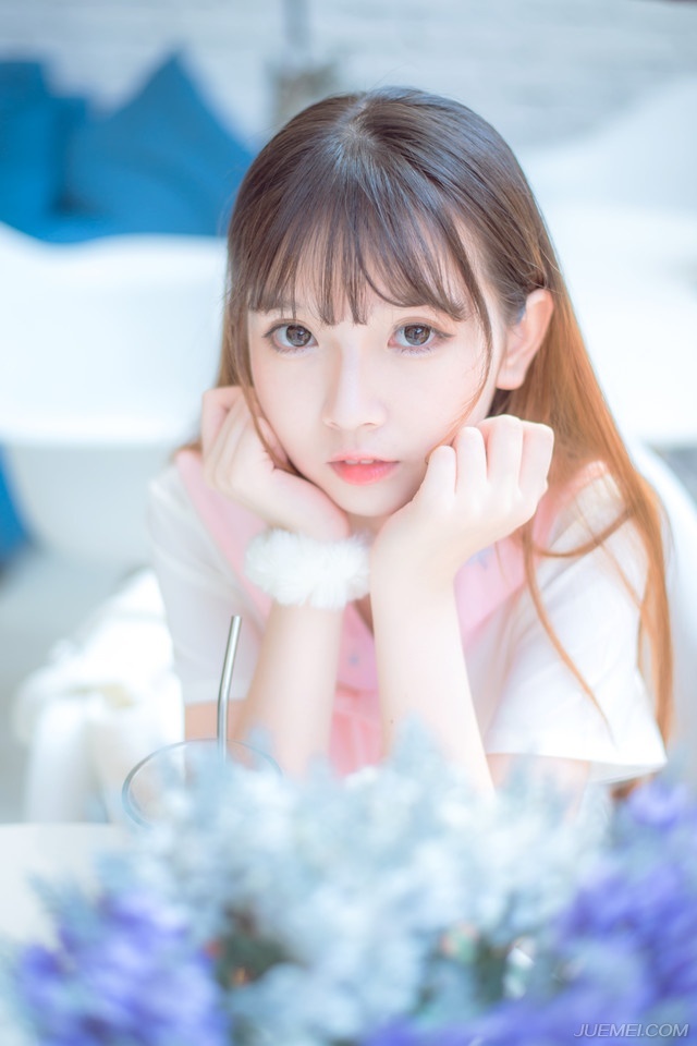 “是，老爷慢走。”管家连忙躬身答应一声，看着刘璝离开的方向，面色有些复杂，虽然没听全，但刚才他确实听到了君辱臣妻这样的字眼，加上之前刘璝突然让他去找夫人，却并未在娘家那边找到夫人，让管家不得不展开一些合理的联想。