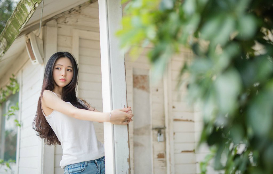 在人群中偷看你的笑脸，恍惚间仿佛回到从前。会不会有一天我们再一次地偶然相遇，一见钟情，然后彼此相恋?